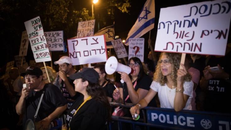 מפגינים שרפו וקרעו את תמונותיו של שר הפנים דרעי 