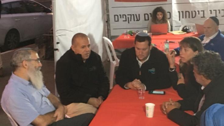 הרב דוד סתיו הגיע לתמוך במאבק המשפחות השכולות  מול בית ראש הממשלה