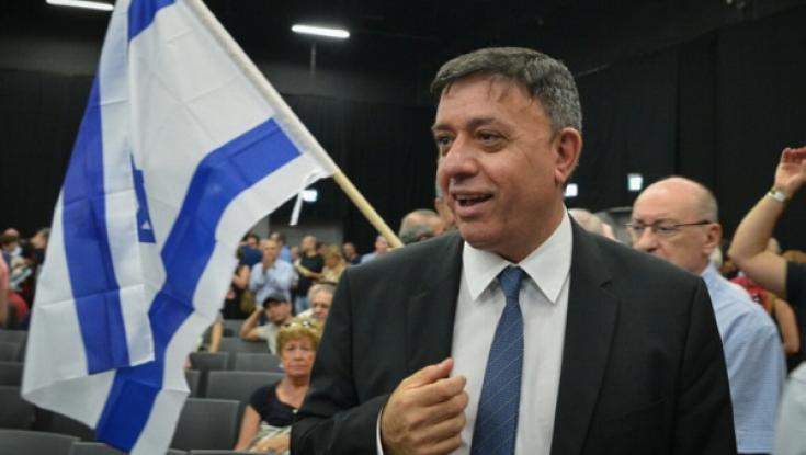 גבאי לגנץ ולפיד: "תתחייבו לא לשבת בממשלה של נתניהו"