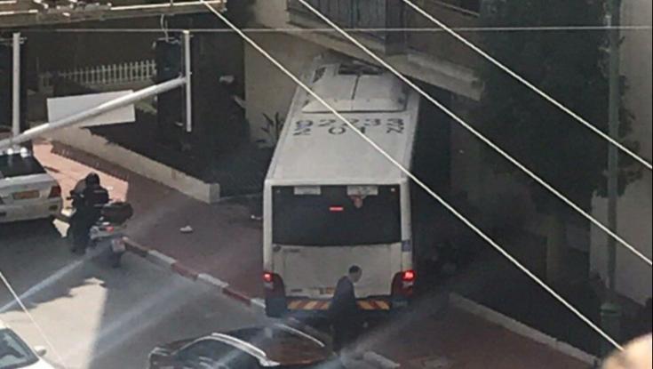 אוטובוס ריק התנגש בקיר ופצע שלושה הולכי רגל ברמת גן