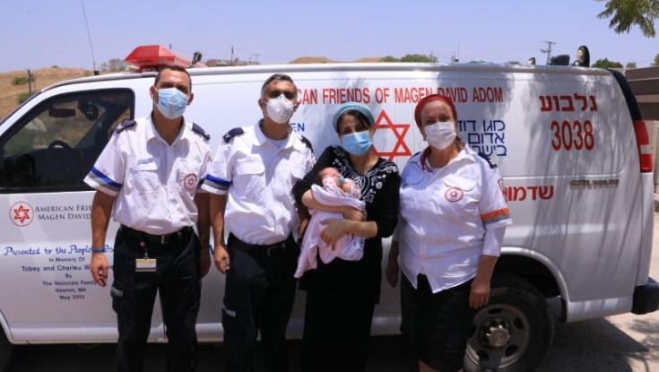 הלידה הראשונה בתפקיד : חובש מד"א יילד את אשתו באמצע המשמרת