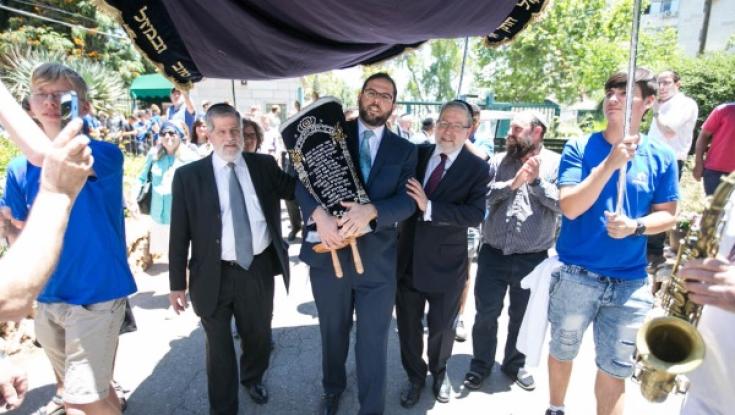 300 אלף מעשים טובים וספר תורה אחד