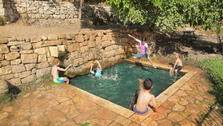 החרדים דורשים: חוק שעות נפרדות במעיינות