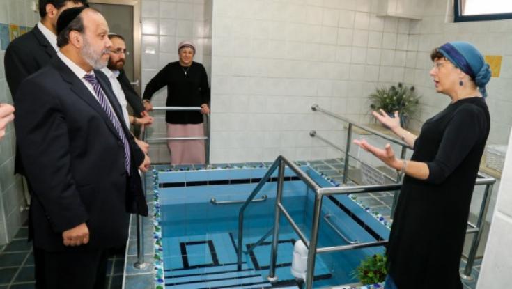 מאמר בתחומין: "אין כל היתר לנשים לטבול ללא בלנית"