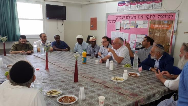 השר אריאל ודב קלמנוביץ' נפגשו עם תושבי הגרעינים בירושלים הטוענים לקיפוח