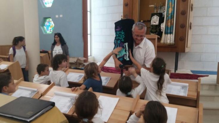 ילדי הקיבוצים והמושבים בביקור ראשון בבית הכנסת: "חוויה מדהימה"