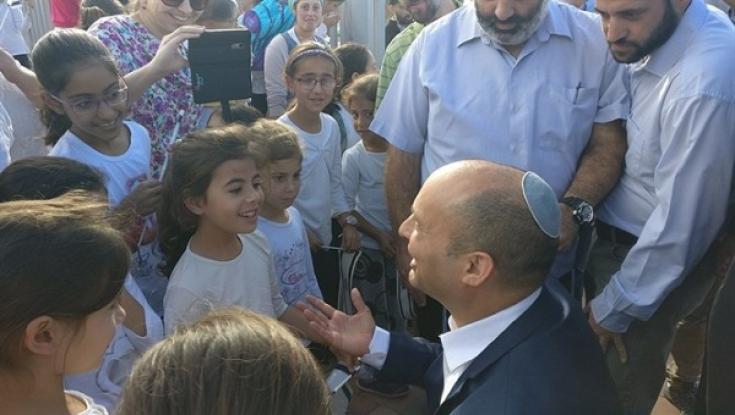 בנט לנתניהו: אשר את סלילת הכבישים העוקפים ביו"ש