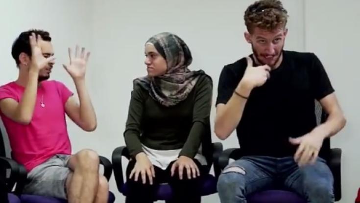 צפו בניסוי החברתי: איך מרגיש אדם שומע בחדר מלא בדוברי שפת הסימנים?