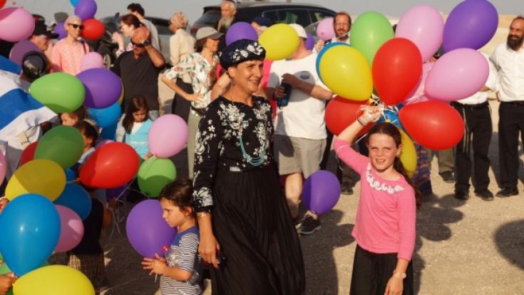 התושבים הפריחו בלונים ודרשו: די לטרור הבניה. 'שלום עכשיו': "הפגנה בזויה"