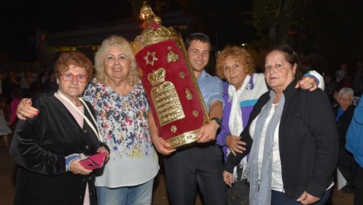 צפו: תלמידים חוגגים הקפות שניות עם ניצולי שואה