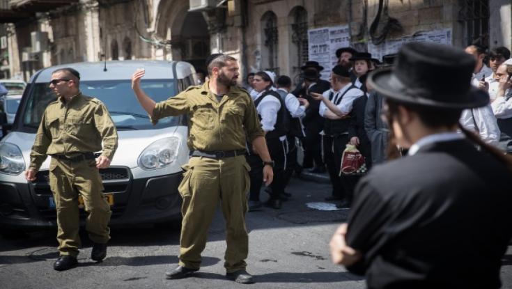 המשטרה הורידה את דגל הרשות הפלסטינית שנתלה ב'מאה שערים'