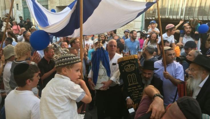 מרגש: הכנסת שני ספרי תורה לבית הכנסת העתיק בסילוואן