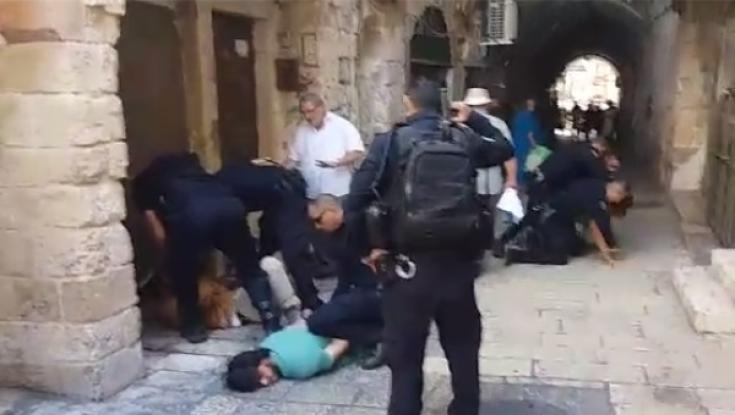 צפו: שוטר מחשמל בטייזר עצור ביציאה מהר הבית