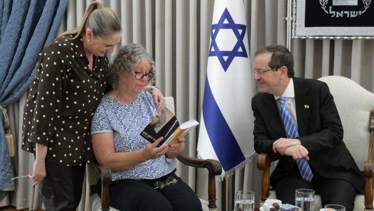 "מהמקום הכי חשוך בעולם": אביבה סיגל הגישה לנשיא את עדותה מהשבי