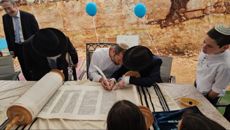 חודשים אחרי הקמתו: ספר תורה ראשון הוכנס ליישוב החדש מעוז צור בבנימין