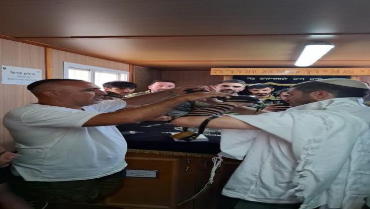 תפילין לראשונה בחייו: התלמידים מבנימין שהפתיעו חייל מילואים
