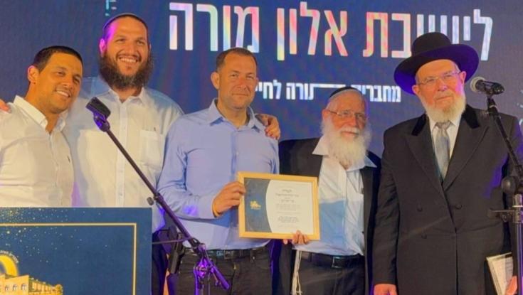 הרב הראשי והרב לבנון העניקו "כתר תורה והתיישבות" ליוסי דגן