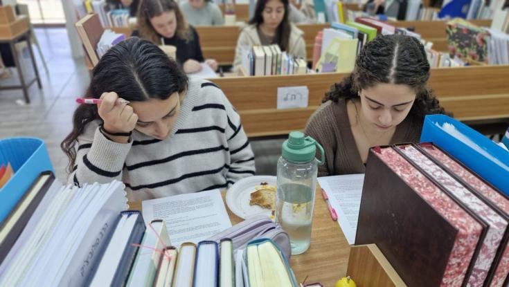 לימוד תורה מבוקר עד ערב: הטרנד שסוחף את בנות המגזר הדתי