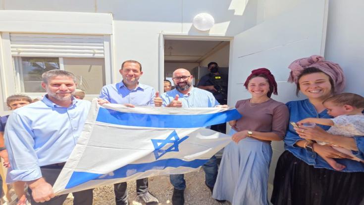 היסטוריה: המשפחות הראשונות עולות לכדים. הדגל שהורד בגירוש, חזר הביתה