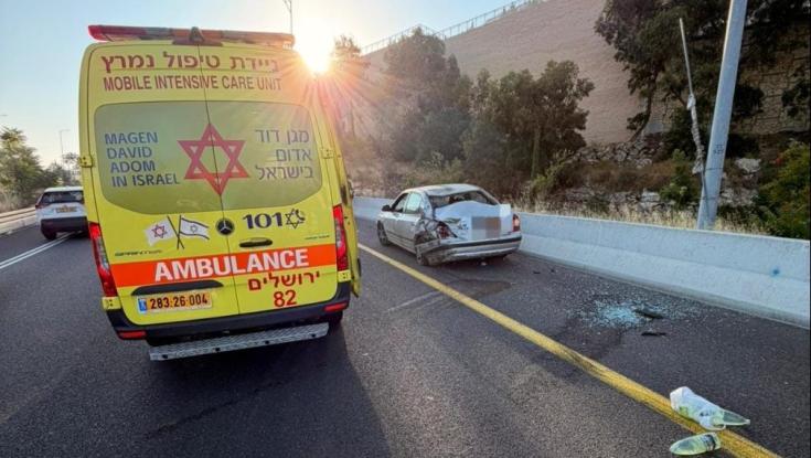 אסון בכניסה לירושלים: "עצרו בצד בעקבות תקלה ברכב ונפגעו מרכב"
