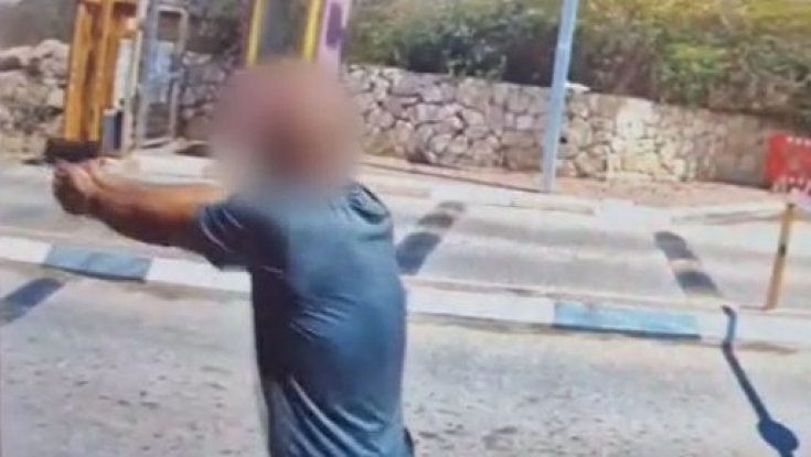 תיעוד דרמטי מהפיגוע | המחבל הגיע לשער היישוב ופתח באש - הרבש"ץ הגיב בזריזות