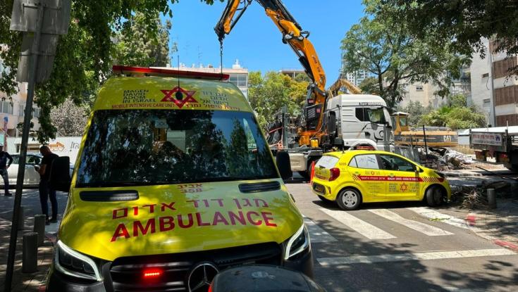 אסון בתל אביב: "הוא שכב כשהוא בהכרה מעורפלת וסובל מפציעה בגפיים"