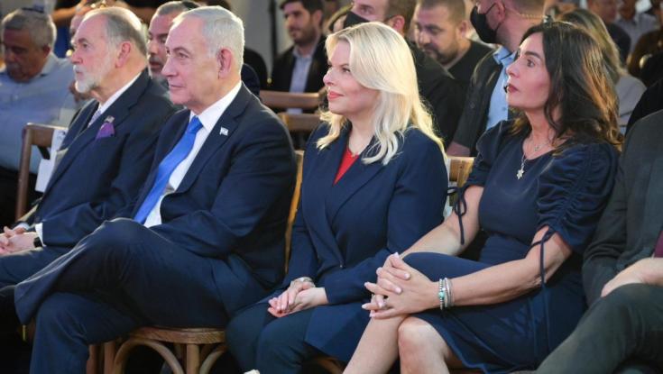 שרה הביכה את נתניהו מול כולם: "למה לא נותנים לי לעבור?"