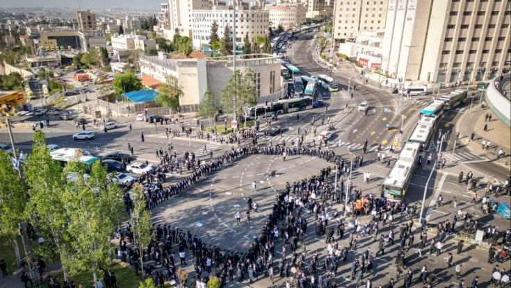 מהומות בירושלים: מפגינים חרדים תקפו חייל - ששלף את נשקו