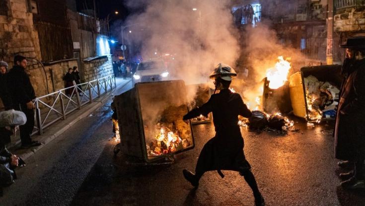 נאלצו להסתתר: הכתבים הבכירים הותקפו במהלך הפגנת החרדים