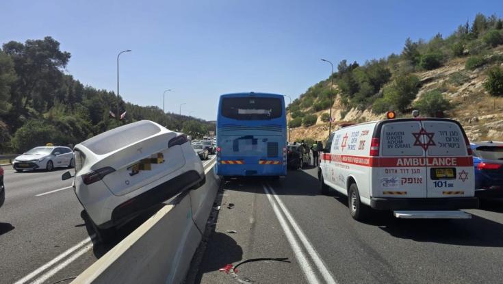 בלב שעות העומס: כביש 1 נחסם לתנועה בעקבות תאונת דרכים