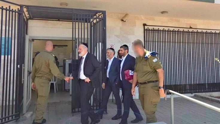 מרתיח: ביום בו קוברים לוחמים - דרעי הלך לבקר עריקים חרדים בכלא