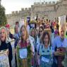 נשות הכותל והרפורמים בדרכם לתפילה בכותל המערבי צילום: נשות הכותל דעות