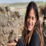 תלמידת אולפנת דימונה שהשתתפה בחפירות עם פך קטן צילום: סער גנור, רשות העתיקות חדשות