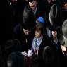 אמירת קדיש על ידי הבן הקטן בהלוויתו של דוד קרויס ז"ל צילום: Olivier Fitoussi/Flash90 הורים וילדים