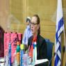 יו"ר הוועדה מציגה מוצרי ניקיון עם כשרות  צילום: דוברות הוועדה חדשות
