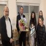 ראש מועצת שומרון יחד עם רב הישוב רבבה, מאירה וילדיה בביתם החדש בשומרון צילום: ניר דבוש - מועצה אזורית שומרון חדשות