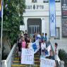 הפגנת חניכי בני עקיבא ברעננה בבניין העירייה צילום: ללא חדשות