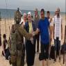 חיילינו מחלקים מים לפליטי עזה צילום: דובר צה"ל חדשות