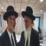 הרב אריאל מברך את הרב כהנא צילום: חדשות כיפה המגזר