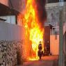 הדלקה מחוץ לבית הקשישה צילום: דוברות  מד"א חדשות