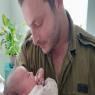 שי אוריאל פיזם עם בתו בת השלושה שבועות צילום: דובר צה"ל חדשות