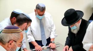 משה ליאון באפית מצות צילום: יחצ עירית ירושלים ברנז'ה
