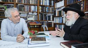 מנכל מפעל הפיס בביתו של הרב שפירא צילום: איקי מימון ברנז'ה
