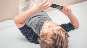 ילד בטלפון צילום: shutterstock הורים וילדים