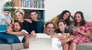 כל המשפחה גולשת אינטרנט רימון צילום: יחצ חינוך