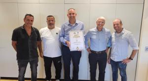 ראש העיר יאיר רביבו ומחזיק תיק התפעול אריה לוי שמחים לקבל את התעודה. צילום: יחצ חדשות