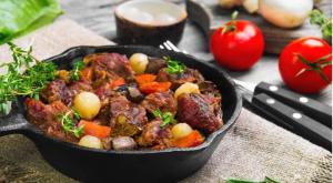 בשר עם בצלצלים צילום: shutterstock מתכוני בשר