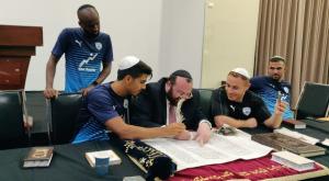 כותבים את ספר התורה צילום: Chaymon lang ברנז'ה