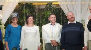 הזוג הצעיר בחתונה צילום: אביאל ליבמן ברנז'ה