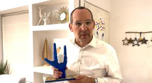 ישי לפידות והפסלון צילום: "הסימן של המדינה" - עמותת מעגלי שמע ברנז'ה
